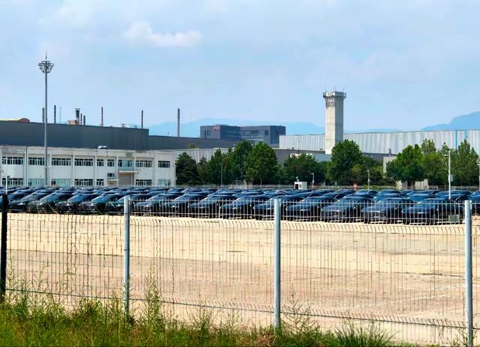 今天7月27日周六北京北汽蓝谷密云工厂享界停车场在进行扩大规模改造