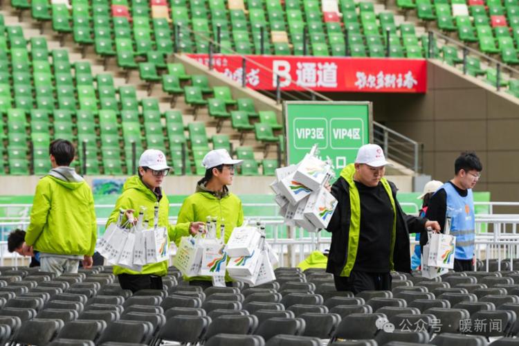 优化升级两条专线和自驾车停车场,安排150辆接驳车,如何来,怎么回都